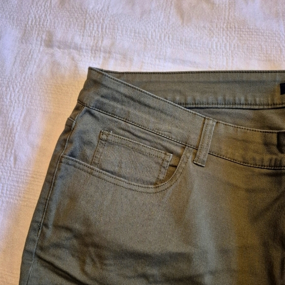 Chaps women's size 18W olive green cropped pants, lots of stretch, NWT - Picture 2 of 7
